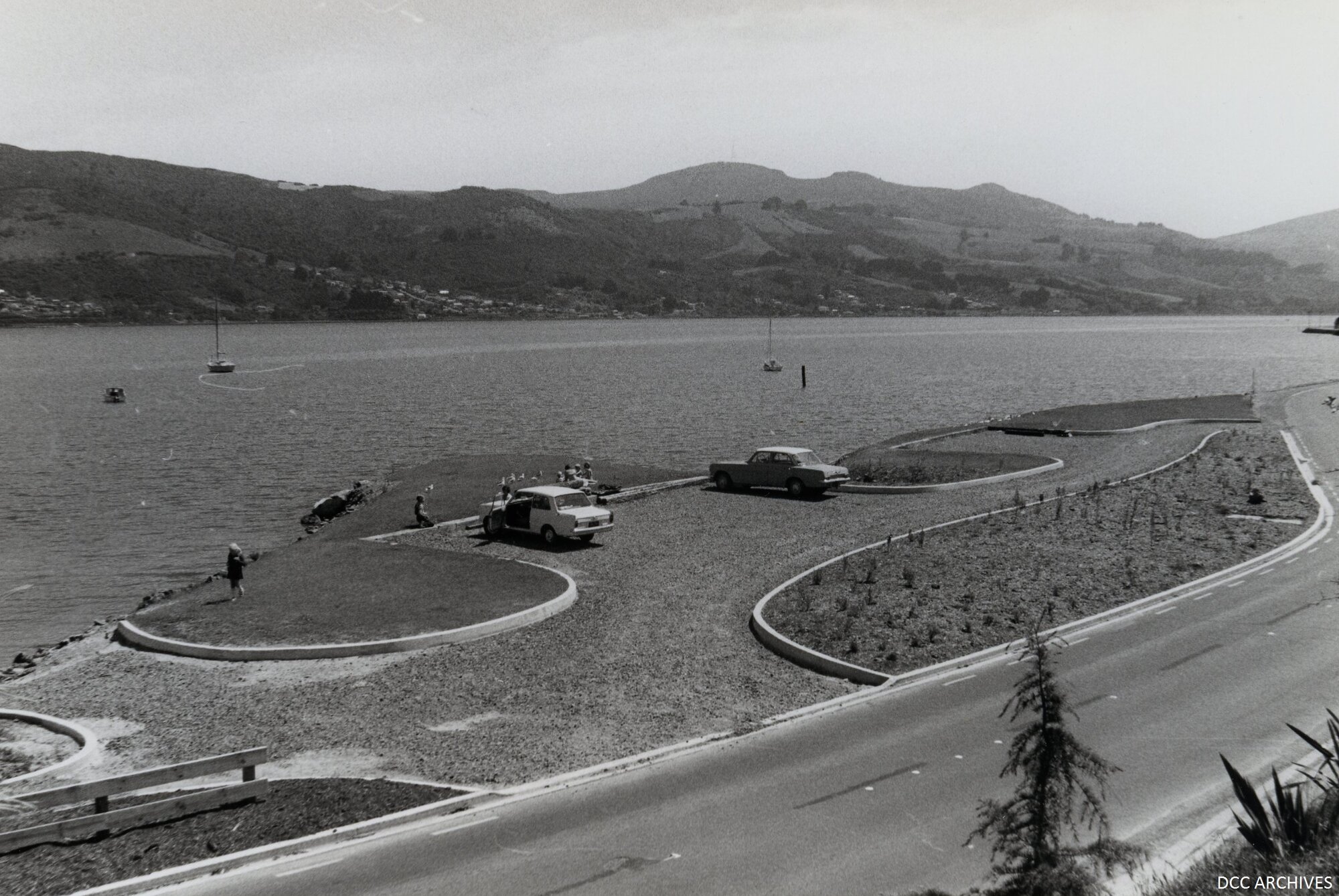Macandrew Bay Beach Lawn