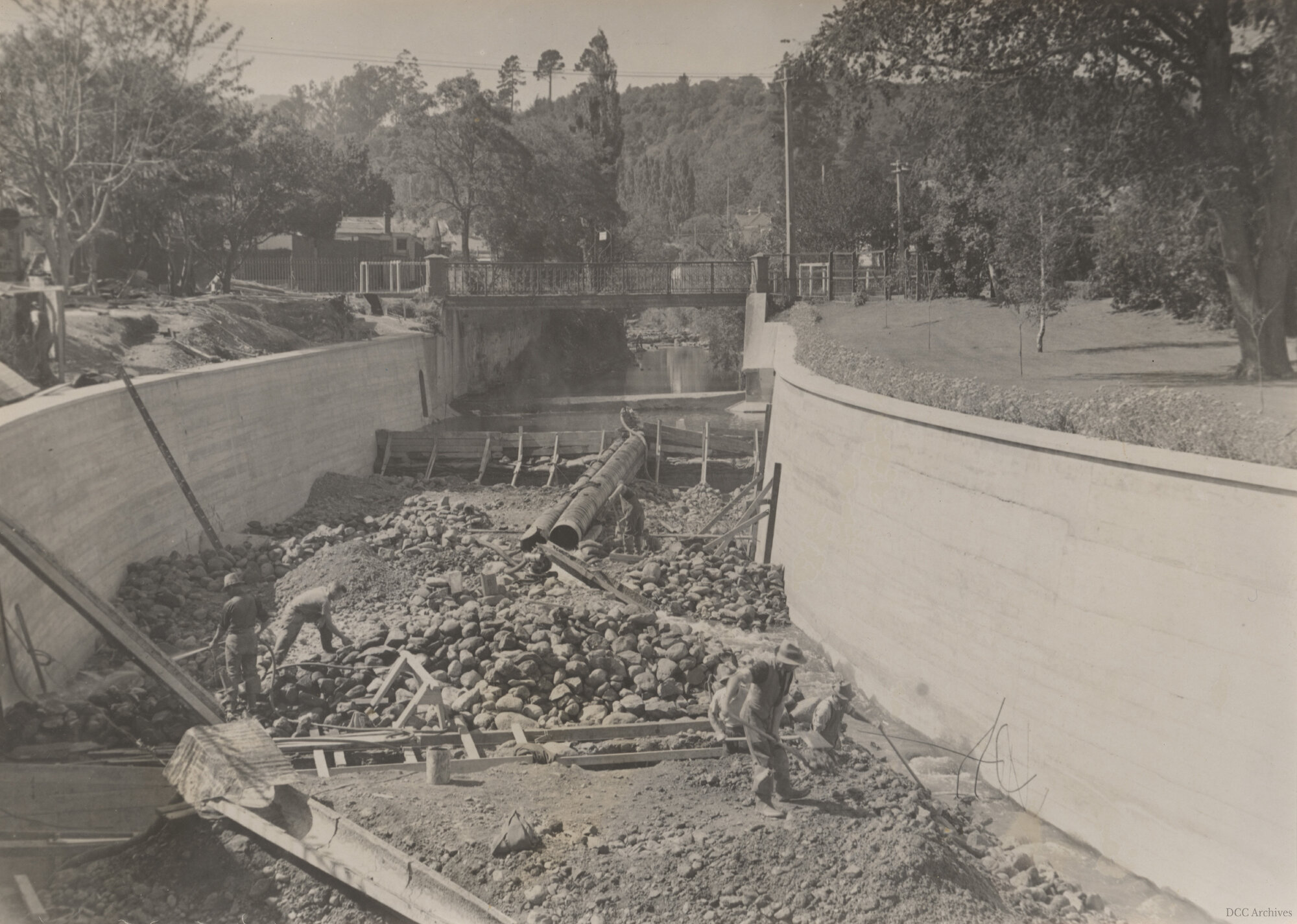 Constructing Weirs in Leith Channel